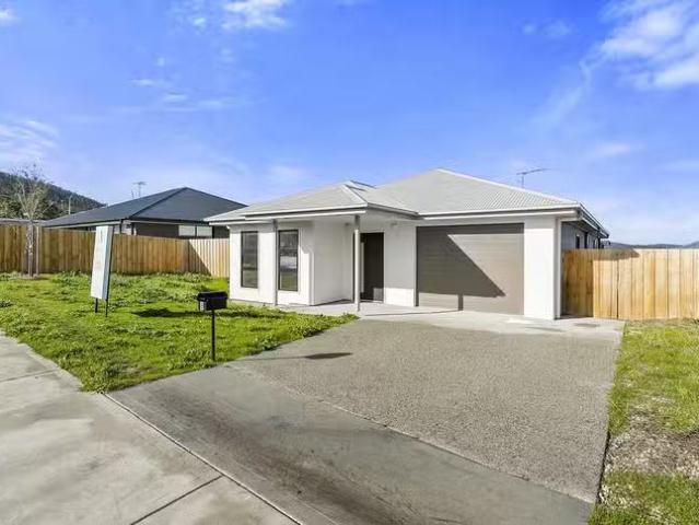 8 Lowmore Avenue, Rokeby, TAS 7019