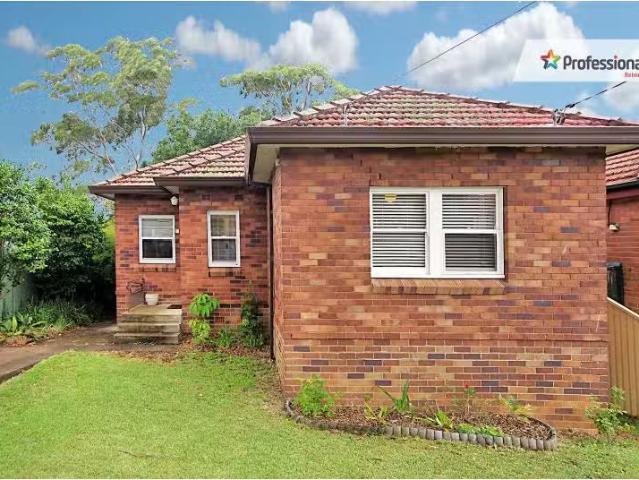 8 Pacific Road, Kingsgrove House for rent Listed by Professio.