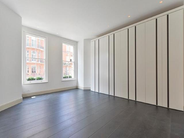 8 Palace Gate, Kensington, London W8 Studio to rent £2,578 pcm £595 pw