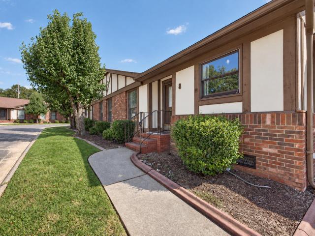 8 Parkway S