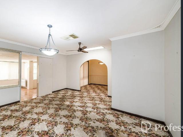 8 Pendeen StreetCloverdale WA 6105, Australia