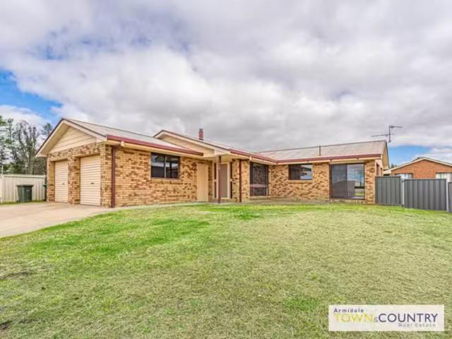 8 Pointsfield Place, ARMIDALE House for rent Listed by Debbie.