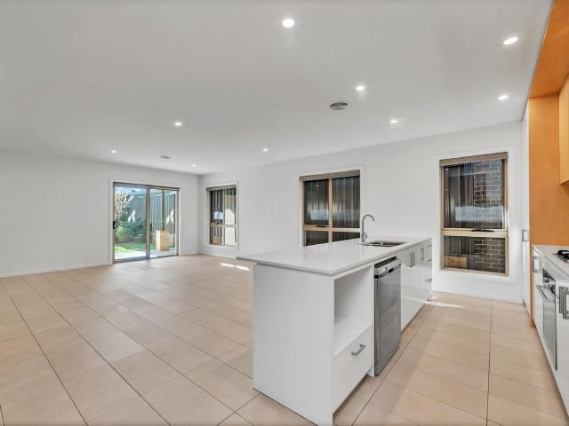 8 Quigley Street, Googong