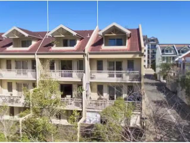 8 Reddish Close, Lane Cove Townhouse for rent Listed by Madis.