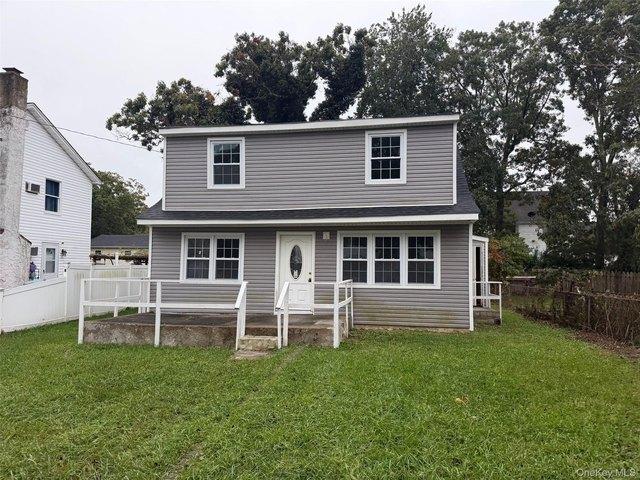 8 Robinson Dr, Shirley, NY 11967