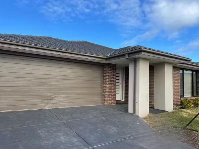 8 Roskopp Avenue, Clyde North VIC 3978 House For Lease