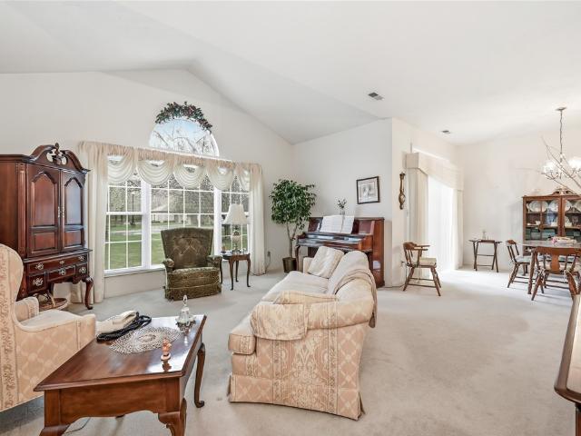 8 Stone Ridge Blvd