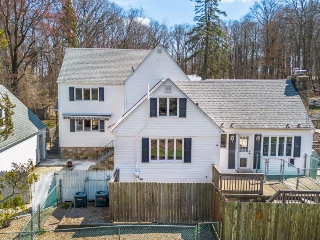 8 Stonehedge Ln