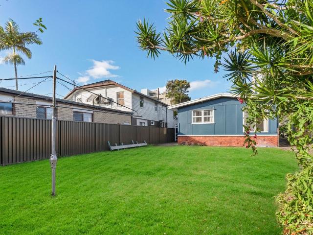 8 Sunshine Parade, Miami QLD 4220