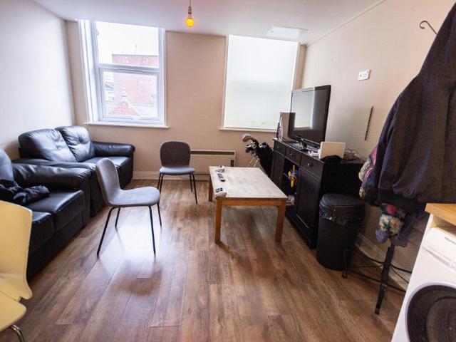 8 The Gatehouse, 70 St. Andrews. 3 bed flat to rent £1,625 pcm £375 pw
