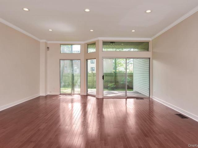 8 Waterside Close