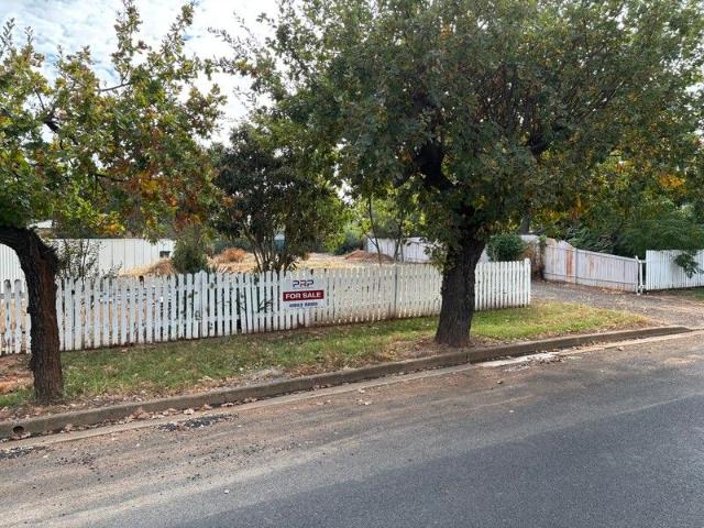 8 Webb street Parkes