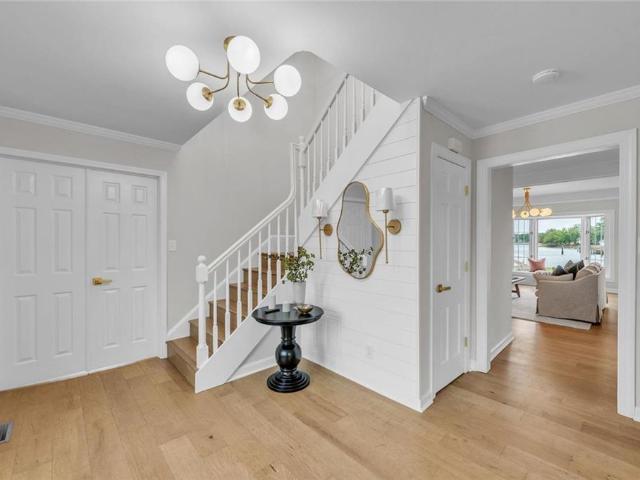 8 White House DR