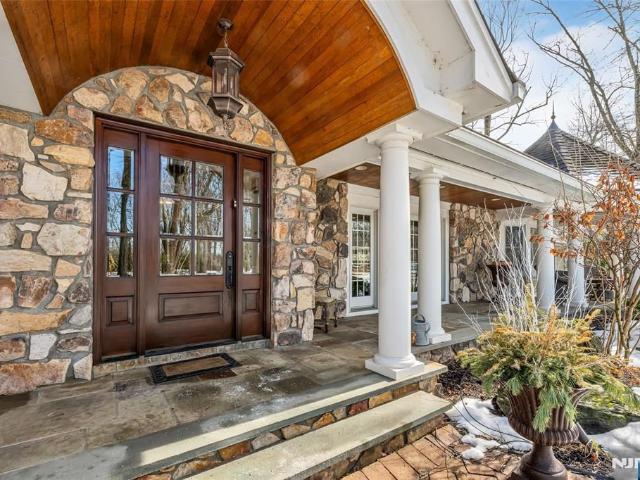 8 White Pine Road, Upper Saddle River, US, NJ
