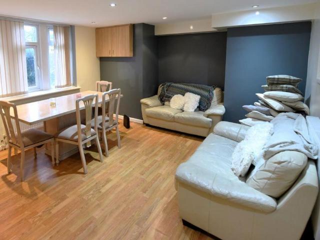 8 Wood Lane 3 bed flat to rent £1,495 pcm £345 pw