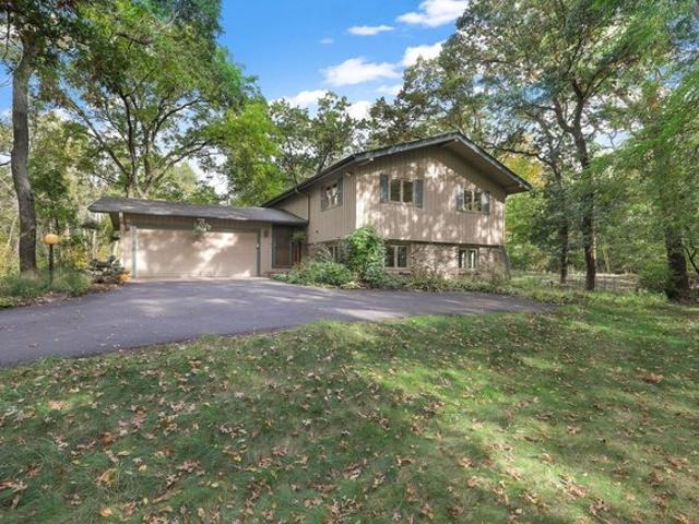 8 Woodhill Ln, North Oaks, MN 55127