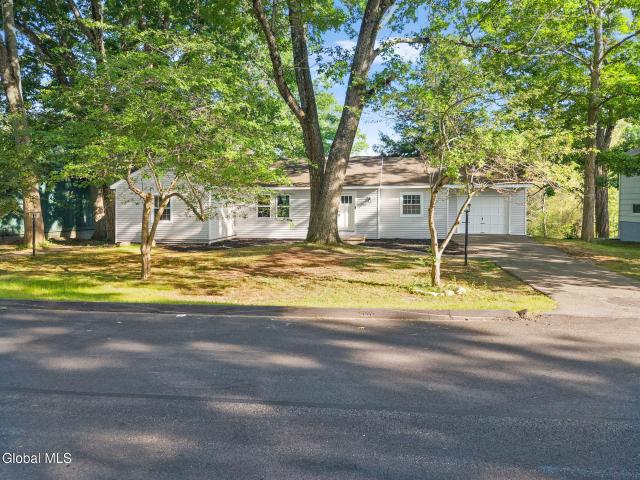 8 Woodland Drive