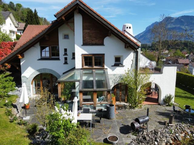 8 ½ Zi. Einfamilienhaus mit 1 ½ Zi. Wohnung an idyllischer Wohnlage mit herrlichem Weitblick