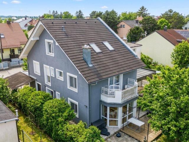 8 Zimmer | 274 m² Wohnfläche | Großzügiges Familienhaus mit Garten in Essling