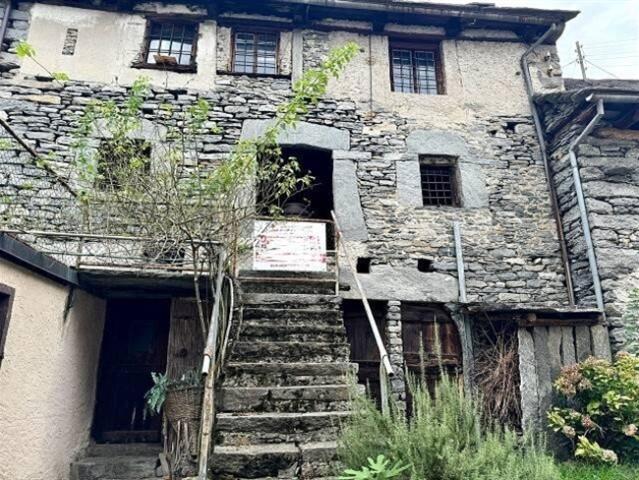 8 Zimmer Tessinerhaus zum Ausbauen mit grosser Terrasse / Tessinerhaus mit vielen Räumen und grosser Terrasse