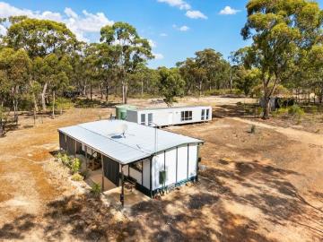 8.094HA 20.00 Acres Two Comfortable Homes For Only One Price!