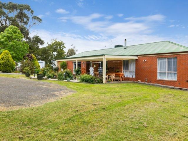 8.095HA 20.00 Acres Quality Family Home, Picturesque Surrounds, Ideal for Horse Enthusiasts