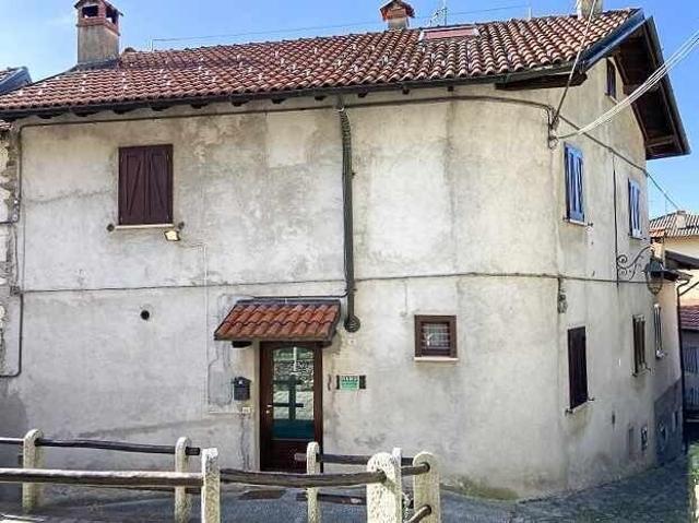 8 1/2 Zimmer Dorfhaus mit Sitzplatz in Italien / Haus im Kern von 8 1/2 Zimmern mit Innenhof in Italien