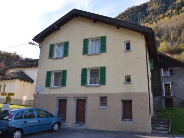 8 1/2 Zimmer Haus mit Balkon an ruhiger Lage / Einfamilienhaus mit 8 1/2 Zimmern, Balkon, 3 Parkplätzen, ruhig und sonnig gelegen