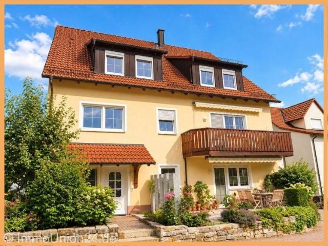 8 5 0, für 4 Zimmer 1 2 2 qm + mit 10 qm herrlichen SONNEN BALKON + viel Licht + CARPORT