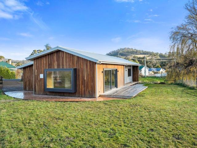 8.5 Star Passive Solar Design Home with Quality Finishes and Gardening Included