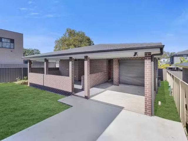 8A Collins Street, Pendle Hill House for rent Listed by Leasi.