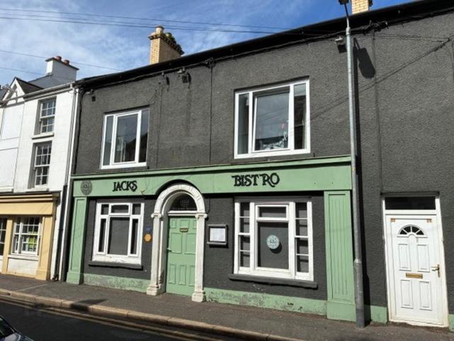 8a High Street