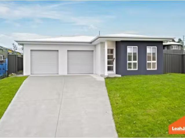 8a Stoney Creek Drive, Farley Townhouse for rent Listed by Le.