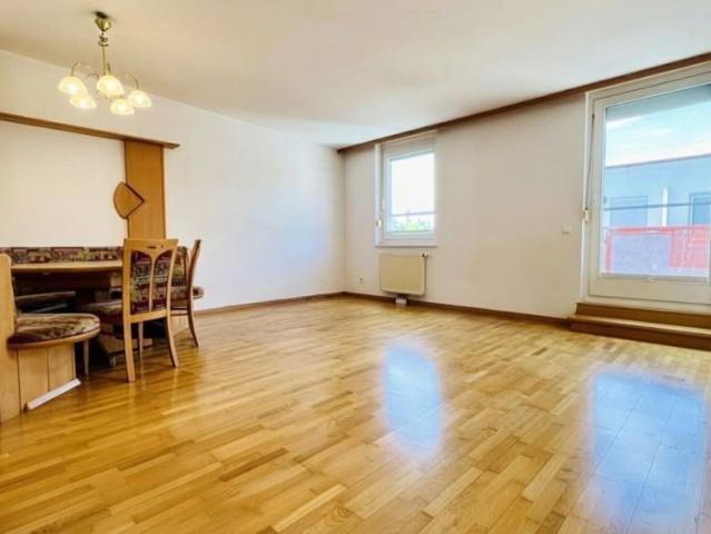8Min zur U2 helle 3 Zimmer DG Wohnung sonnige Terrasse teilmöbliert Tiefgarage top Anbindung