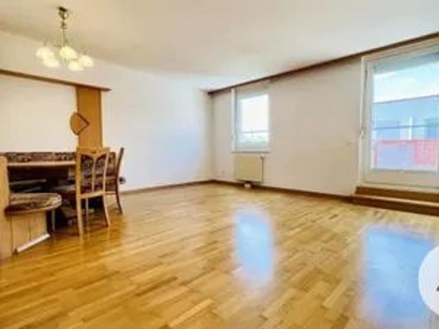 8Min zur U2 helle 3 Zimmer DG Wohnung sonnige Terrasse teilmöbliert Tiefgarage top Anbindung
