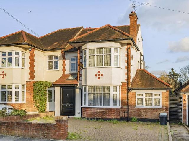 93 Lakenheath, Oakwood, London, N14 4RP, United Kingdom | 4 bed duplex for rent #137836143 | Rentberry