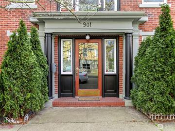 901 NE 43rd St, Unit 306, Seattle, WA 98105 | MLS #2481