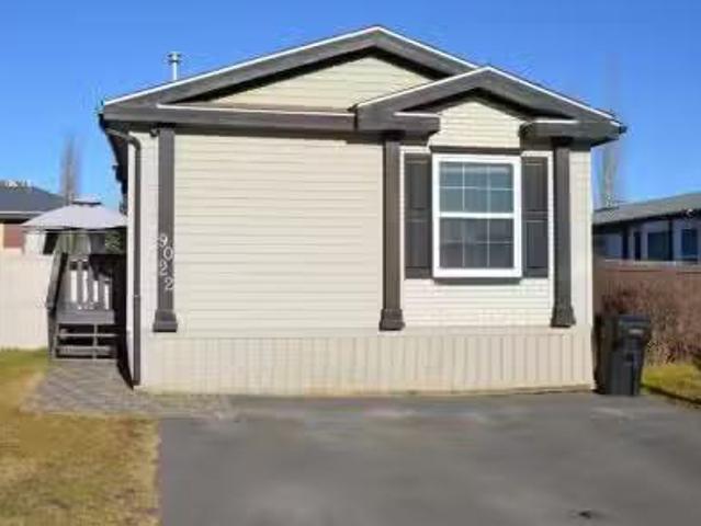 9022 90 Avenue, Grande Prairie, AB, T8X 0C4 house for sale.