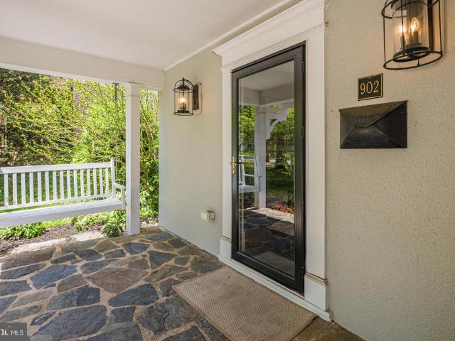 902 Kingston Road