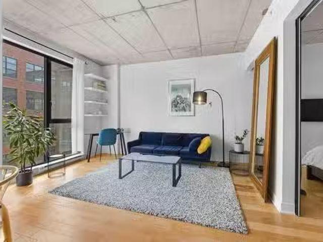 903 1740 Rue St Patrick, Montréal Le Sud Ouest, QC, H3K 2H2.