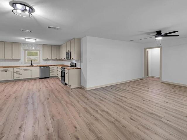 903 E Avenue C