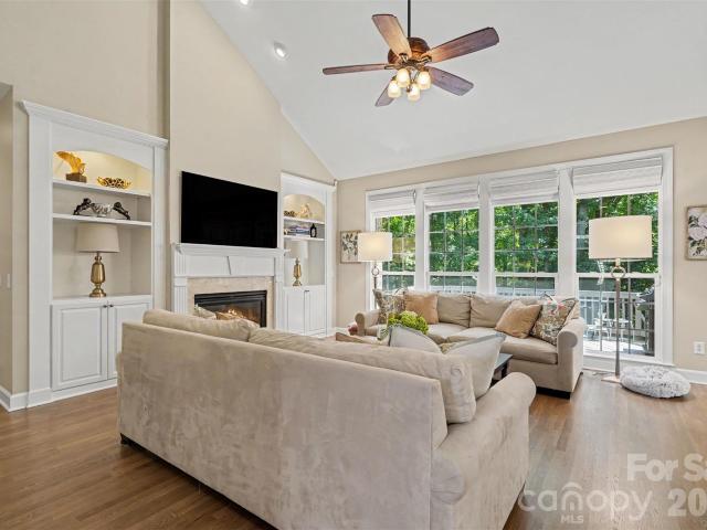 904 Carisbrooke Lane