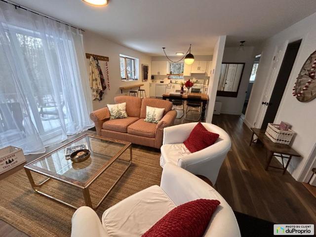 906A, Rue principale, St Sauveur à louer