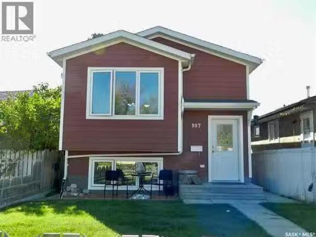 907 Ominica Street E, Moose Jaw, SK, S6H 0J1 house for sale.