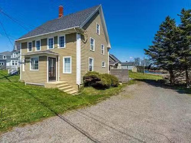 9080 Highway 1, Meteghan River, NS, B0W 2L0 house for sale.