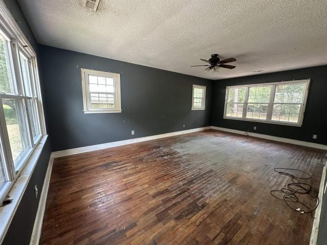 908 Lakeside Dr