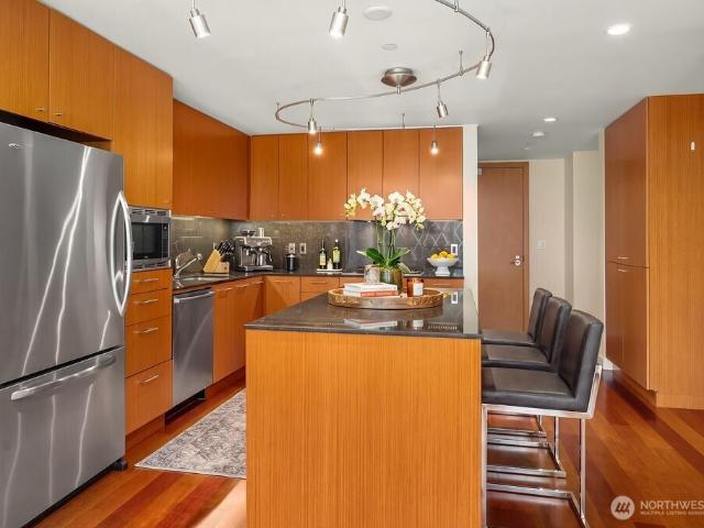 909 5th Avenue # 502