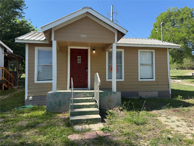 909 E Market St, Lockhart, TX 78644 | MLS #6262