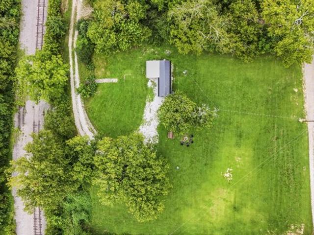 90 Railroad Lock Rd, Beattyville, KY 41311