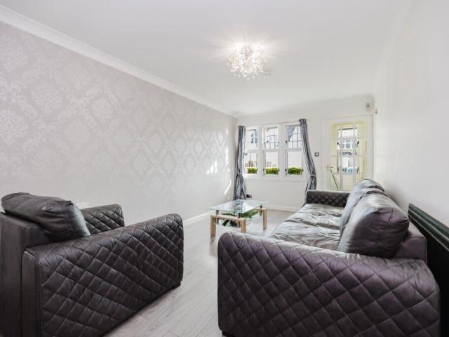 9104L Ravenscroft Street, Edinburgh. 2 bed terraced house to rent £1,350 pcm £312 pw